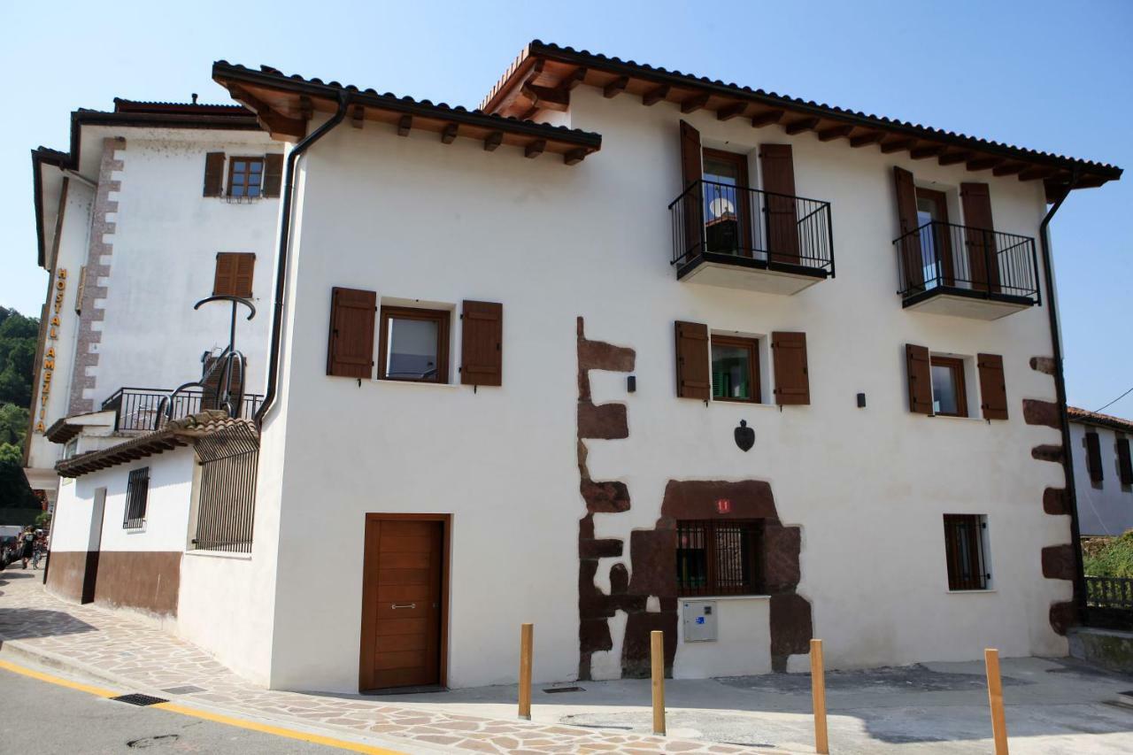 Hostal Ameztia Doneztebe Buitenkant foto